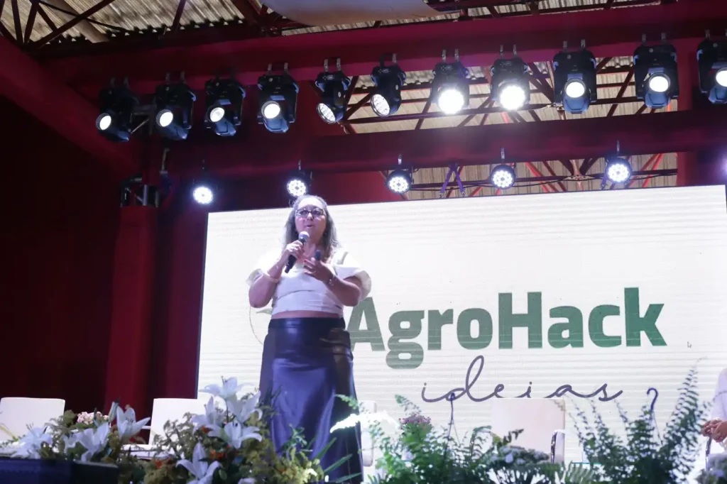 Cristiane Pereira é um exemplo de liderança e inovação no setor do agronegócio, com uma trajetória marcada pelo estímulo ao ecossistema de inovação para disseminação do uso de tecnologias avançadas que têm revolucionado a maneira como as fazendas operam e se desenvolvem. Sua atuação à frente do Agro Hack Ideias tem proporcionado soluções inovadoras para pequenos e grandes produtores rurais, com foco em aumentar a eficiência produtiva, reduzir o impacto ambiental e fomentar o desenvolvimento sustentável.